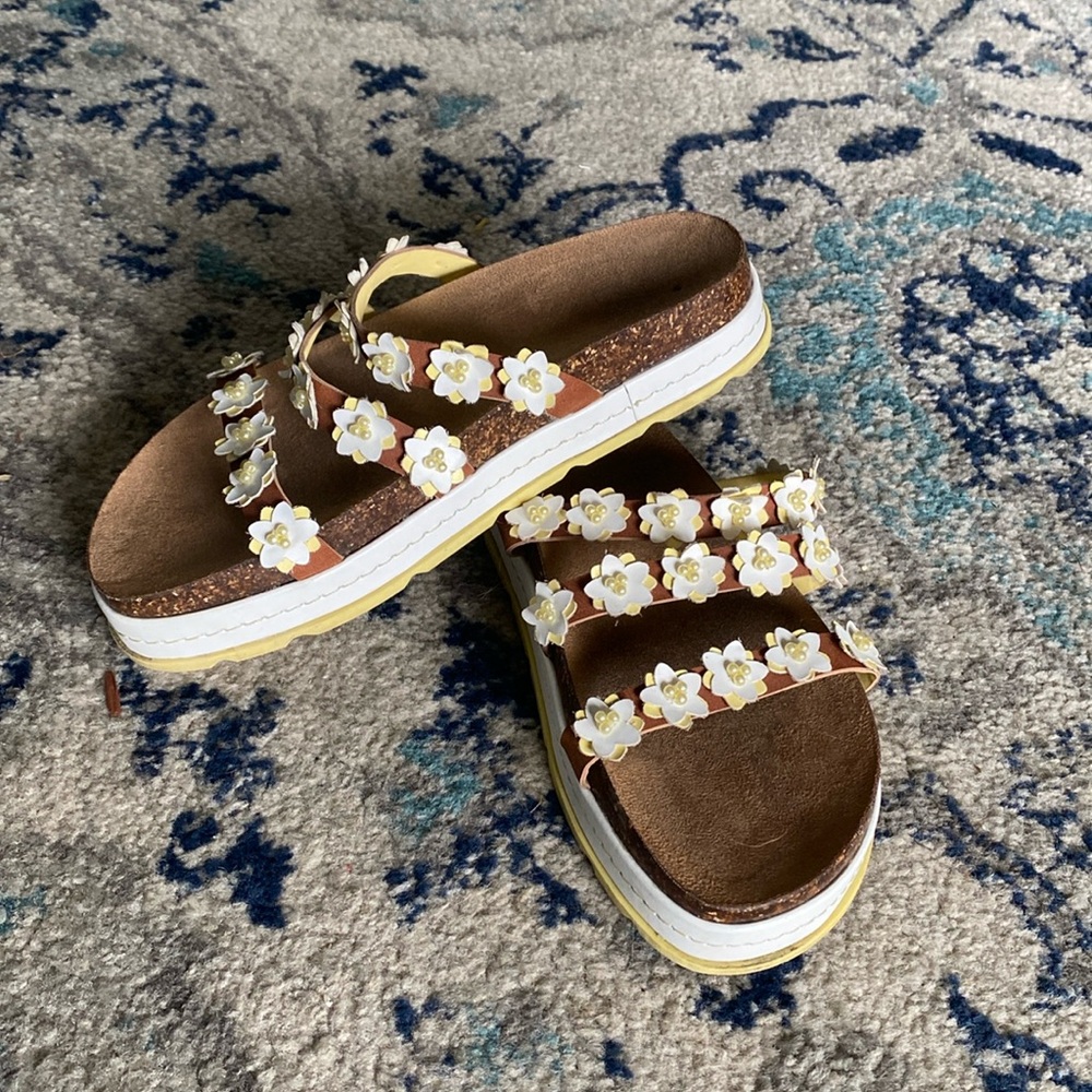 No Boundaries Daisy Strap Platform Sandals Size 7.5